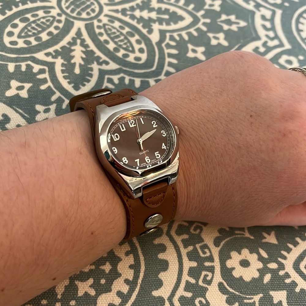 Genuine Leather band wristwatch ⌚️